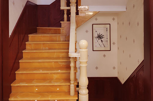 浔阳中式别墅室内汉白玉石楼梯的定制安装装饰效果